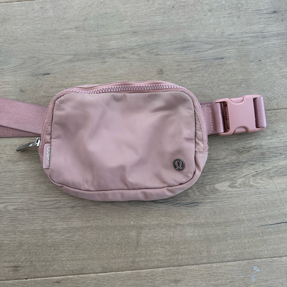 Lululemon everywhere belt bag